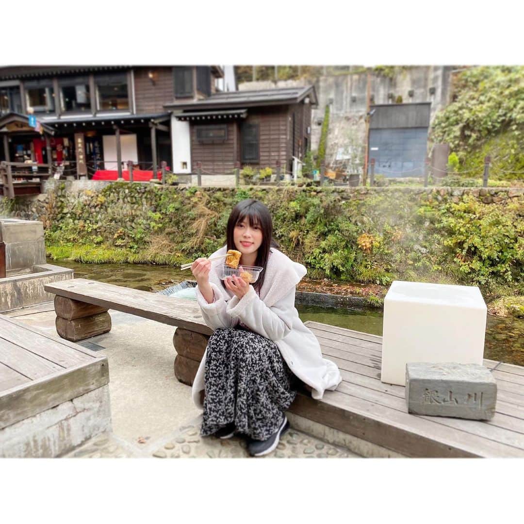 シュアン（施鈺萱）さんのインスタグラム写真 - (シュアン（施鈺萱）Instagram)「・ （中日併記） ・ #銀山溫泉﻿ ﻿ 這次跟大家介紹日本東北山形縣！﻿🤩 山形縣銀山溫泉！﻿ 因為一家溫泉飯店前有一座紅橋﻿ 被說是《神隱少女》湯屋的參考地，﻿ 也是日劇《阿信》的日劇拍攝地，﻿ 保留日本大正時代的美，﻿ 秋天的紅葉真的太美了🥰🥰 ﻿ 溫泉街的豆腐熱騰騰的也超好吃﻿ 可以邊欣賞河川邊泡足湯，﻿ 跟雪景的銀山溫泉又是不同的氛圍。﻿ ﻿ ﻿ #最上川﻿ 最上川是日本一條流經山形縣的一級河川， 是日本三大急流之一。﻿ 雖然當天很冷，而且還下著雨，﻿ 但是遊川的舟竟然有屋頂還有暖氣！﻿😍 ﻿ 沿途欣賞紅葉美景🍁 時不時還有緊張刺激的急流，﻿ 更有趣的是遊川的途中沒有任何一座橋，﻿ 原因是另一頭不適合住人，所以沒有橋，﻿ 也可以買小紙人，在河川上流掉自己不好的運氣，﻿ ﻿ 最後，更驚艷的是﻿ 導覽的歐吉桑竟然唱起來「中文版」的舟歌，﻿ 還很標準！﻿ 原來會依照不同國家，還有不同語言，﻿ 聽起來好感動...﻿ 大家有機會可以來玩~~~﻿ 懂日文的朋友，他們的導覽也相當有趣喔！💕💕 ﻿ 接下來還有山形各式景點介紹，﻿ 敬請期待♪☺️☺️  —————————﻿ ﻿ ﻿ #銀山溫泉﻿ ﻿ 今回は山形県を紹介したいと思います！﻿ 銀山温泉♨️﻿ 《千と千尋》の油屋のモデルと言われた場所です！﻿ 《おしん》ドラマの撮影地で﻿ 大正時代の美しさと紅葉🍁﻿ 本当にいい場所🥰﻿ ﻿ 温泉街の豆腐屋の熱々豆腐🎵すごく美味しい！﻿ 川をみながら食べて足湯しながらも♨️﻿ 雪景色の銀山温泉も今度見に来たいな🥰﻿ ﻿ ﻿ #最上川﻿ 山形県の川🎵﻿ 当日は寒かったし、雨を降ってたけど﻿ なんと！船は暖房ついてる！！屋根もある🎵﻿ ﻿ 紅葉もすごく美しいし﻿ 時々急流もあってすごく楽しかった🥰﻿ 面白いのは途中に橋がなかった﻿ 理由は向こう側が住む人いなかったからと﻿ 紙の人を買って、悪い運を流しましたよ🎵﻿ ﻿ 最後、一番びっくりしたのは﻿ ガイドさんが中国語の舟歌を歌った！！﻿ 結構発音がよくて、﻿ 感動しました。﻿ 他の言語もあって、本当に素晴らしいと思います☺️﻿ ﻿ これからもいろんな山形のスポットを紹介するから、お楽しみー！🎵  #山形 #日本旅遊 #山形観光 #日本東北 #日本美景 #日本好玩 #日本景點 #施鈺萱 #台灣人遊日本 #神隱少女場景 #神隱少女 #阿信 #日劇場景」11月17日 13時43分 - ts_hsuan