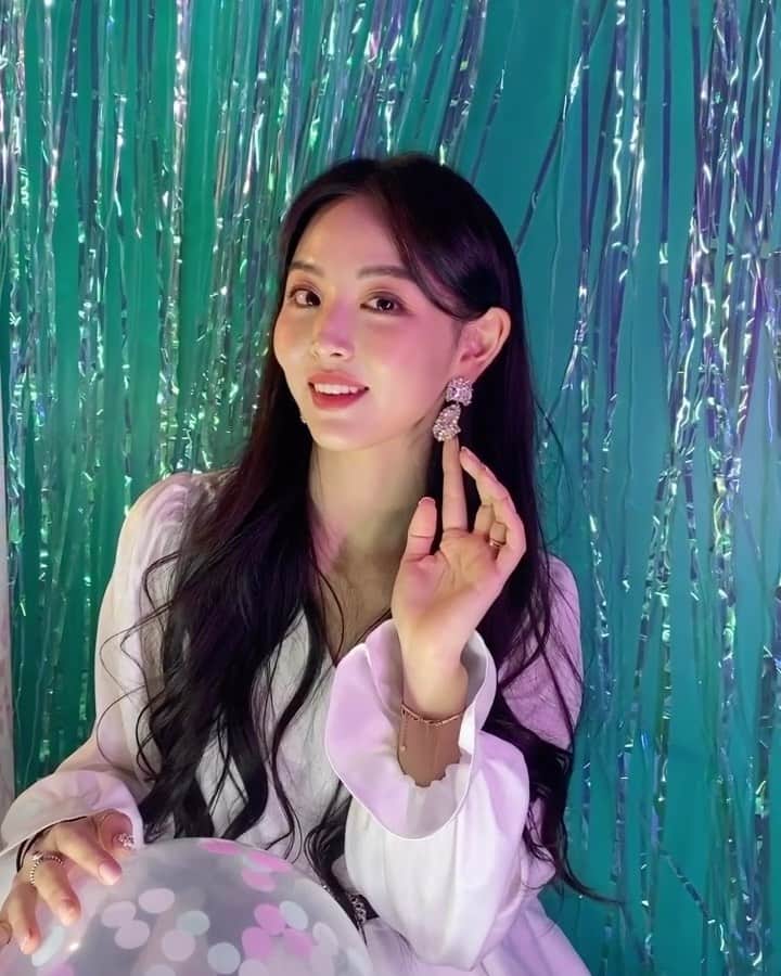 Chuuのインスタグラム：「츄 X 셀럽쇼퍼   2020년 #연말룩 #파티룩 #크리스마스파티 준비는 츄와  셀럽쇼퍼 핑글님(@pinkjjelly)과 함께 해봐요!!  앞으로 등장할 다양한 스타일의 츄 셀럽쇼퍼를 기대해주세요! 11월 20일 금요일 업데이트됩니다!」