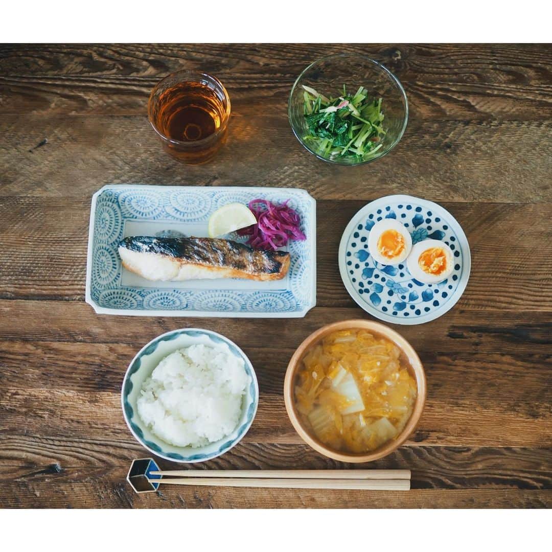 高山都さんのインスタグラム写真 - (高山都Instagram)「焼き鮭定食。 水菜はサッと茹でて千切りの新生姜と魚醤で和えて。 味玉は良い塩梅。 味噌汁の具にしたオレンジ白菜は甘くて美味しい。」11月17日 13時49分 - miyare38