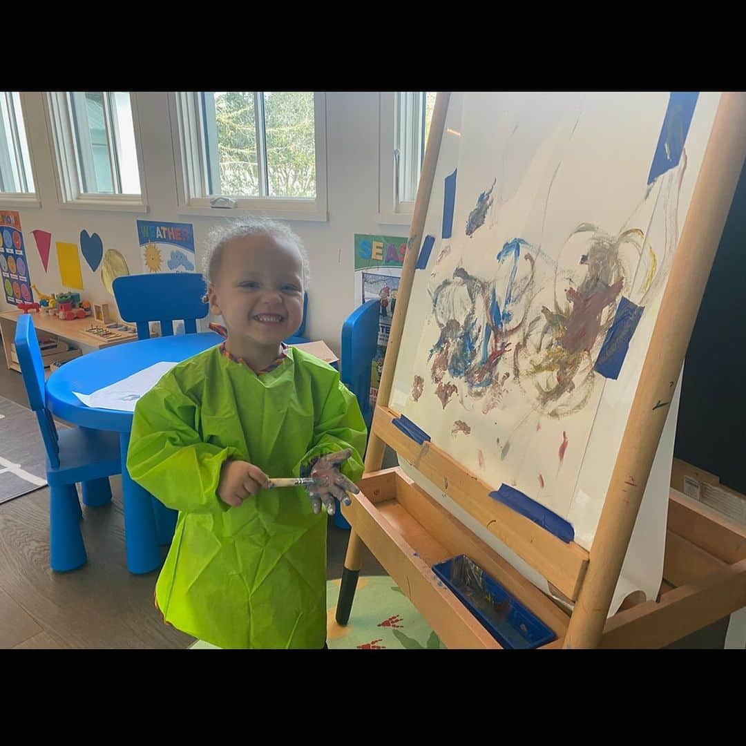 エイヨシャ・カレーのインスタグラム：「Painting with auntie jaja!  Canon loves art so much. His painting collection is growing fast and I'm saving ALL of them 😩🥰😍」