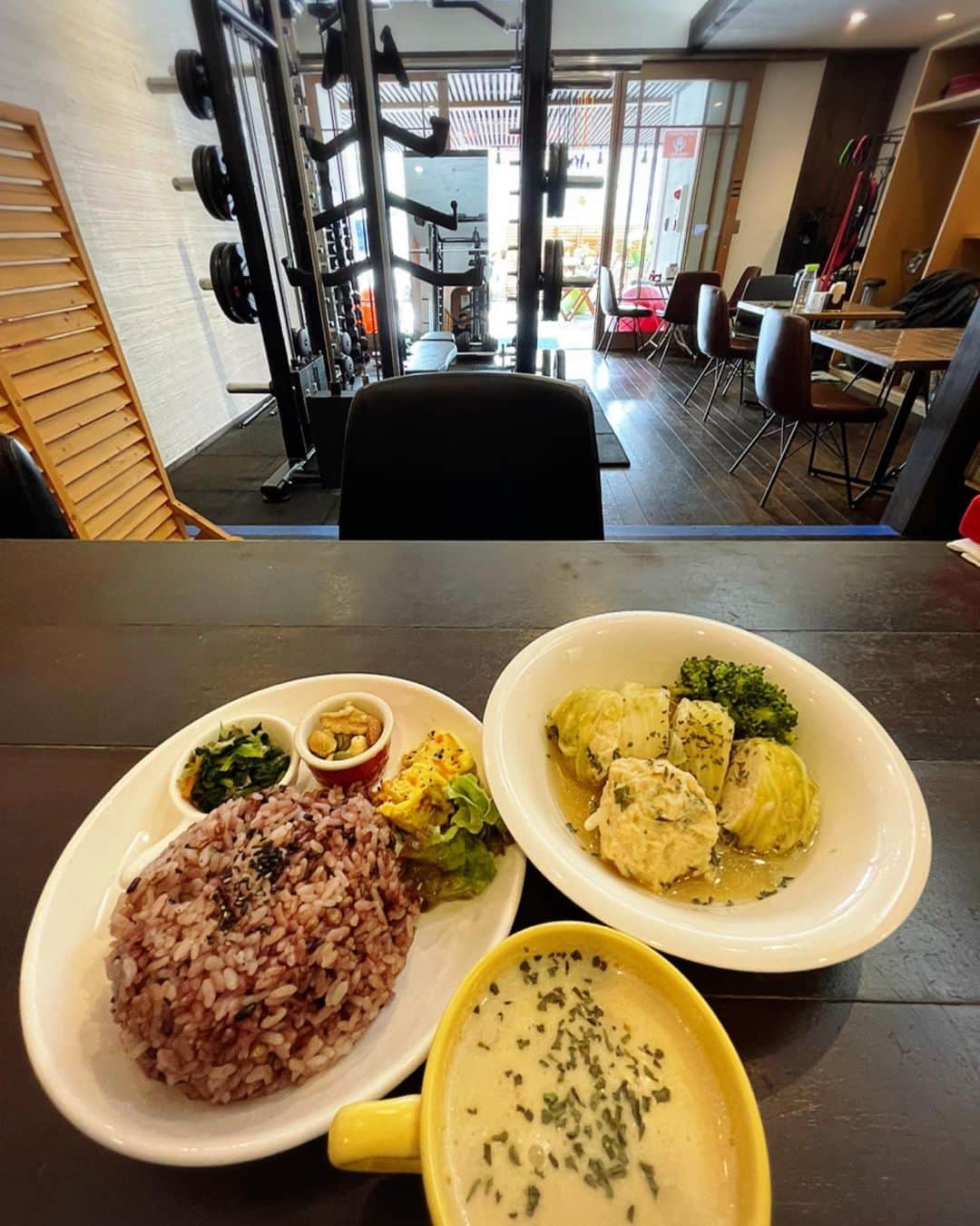 HIPPYのインスタグラム：「質のいいデブになるために通ってる場所！  日本トップランカー筋肉超人Mr.SUGIYAMAによる パーソナルトレーニンングもできて  公認スポーツ栄養士超人　しまさんによる 健康的でメチャ美味ご飯も食べられるこの場所は 心も体もデトックス効果ありー！  そしてめっちゃ元気になれるしポジティブマインドがみなぎってくる  今日も優しくいじめられましたw  ジムカフェ S.P.fic 広島県広島市中区十日市町１-１-１４ サンシティー十日市 https://www.instagram.com/gymcafespfic/」