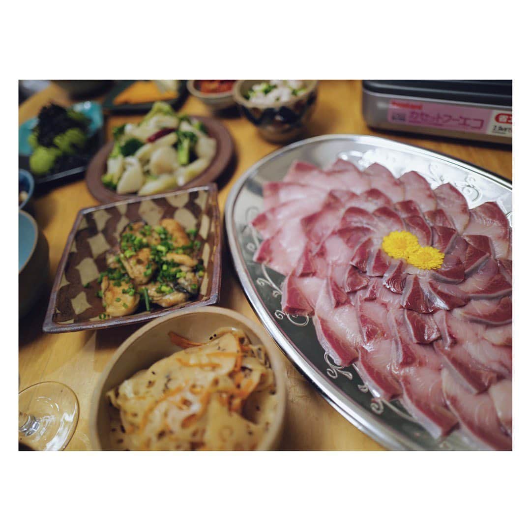 土井地恵理子さんのインスタグラム写真 - (土井地恵理子Instagram)「こないだうちで鰤しゃぶ会を🐟 もちろんいつもの @miyakesuisan の #魚eats でお取り寄せ❤︎ ここの魚は身体が整う感じがとてもする。  そしてお誕生日って持ってきてくれたグルテルフリーケーキが 可愛くて絶品で✨✨✨ @chiico_sandwich_tokyo  こんな美味しいグルテンフリー、最高😍 ありがとう〜！！ 土曜の @city.coffee.setagaya に買いに行こう。  楽しい夜だった〜🌙 thanx❤︎ @city.coffee.makoto  @sister_market   #三宅水産 #鰤しゃぶ #ぶりしゃぶ  #鍋 #お取り寄せ #グルテンフリー #gultenfree #homeparty #三宅水産の魚食べたらスーパーで買えなくなります🐟 #オシャレなガスコンロが欲しいw 🤣  #お花もありがとう💐」11月17日 14時03分 - ericodoiji