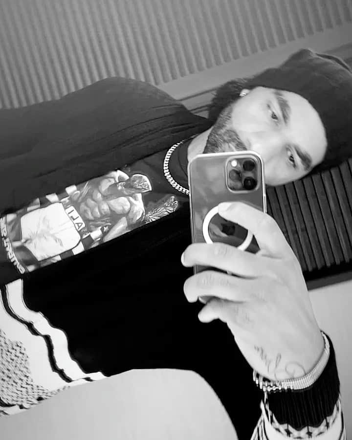 カルロス・ブーザーのインスタグラム：「The Vibezzzzz... #HOLDAT」