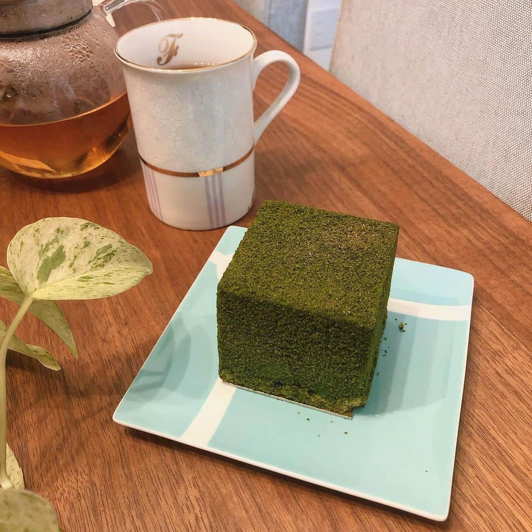 mimiさんのインスタグラム写真 - (mimiInstagram)「おうちティータイム♡ たまには贅沢に…💕  BRANCHE CHOCOLAT様から 抹茶のカレ・オ・ショコラ を頂きました🥺❣️  濃厚でなめらかでとっても贅沢な味☺️💓 深みのある抹茶とミルクチョコレートが絶妙のバランスでたまらない🥺 断面を見て❣️ 鮮やかな色と艶✨ この濃密さだけでもおいしさが伝わるよね✨  新商品の和栗のカレ・オ・ショコラも気になる🥺💕 @branche_chocolat  ・ #ブランシェショコラ #branchechocolat  #カレチョコ #抹茶のカレオショコラ #贅沢タイム #贅沢ケーキ #一人ケーキ #濃密抹茶 #抹茶好きな人と繋がりたい #お抹茶ケーキ #抹茶とショコラ #pr #おうちカフェ #うちカフェ #おうちcafe #甘党女子 #甘mimi #贅沢スイーツ」11月17日 14時20分 - chan.mi3