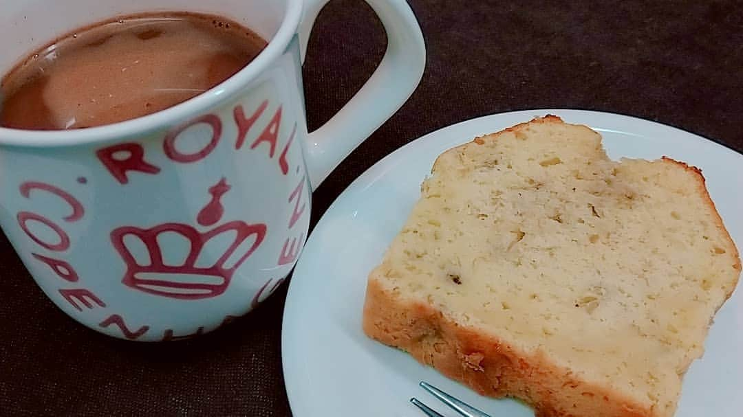 悠木あやねさんのインスタグラム写真 - (悠木あやねInstagram)「昨日作ったバナナパウンドケーキ😋☕🍰  バター✕バナナでしっとりしていて美味〜(*´艸｀*)💕  準備に10分とかからない簡単レシピ(材料量ってまぜて焼くだけ)なのに、とっても美味しくできましたv(´∀｀*v)  #バナナパウンドケーキ #バナナ #完熟バナナ #簡単レシピ #お菓子作り #バターの良い薫り #バターたっぷり #パウンドケーキ #大好き #食べるの大好き  #悠木あやね #AyaneYuki #YukiAyane #カプセルエージェンシー #capsuleagency #AV女優 #セクシー女優 #アダルト女優 #女優 #モデル #asiangirls #asiandoll #asianbeauty #asiansexy #japanese #japanesegirl #japanesegirls #model #nudemodel #fashionstyle」11月17日 14時14分 - yukiayane0926