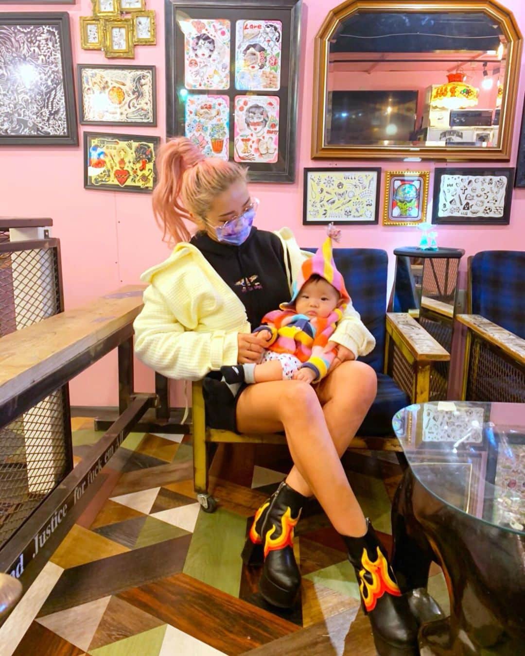 miniのインスタグラム：「🤟🏾👶🏽💓💜💎 #minilbreak #baby #ootd #tatooshop #theparlourtattoo #ベビー #生後4ヶ月 #親子コーデ #マスクギズモフーディーワッフルジャケットはminilbreak #アリエル4ヵ月にしてTATTOSHOP🙌🏾👅 #とんでもない子になるかとんでもなく真面目な子になるかの振り幅全開の二択な未来」