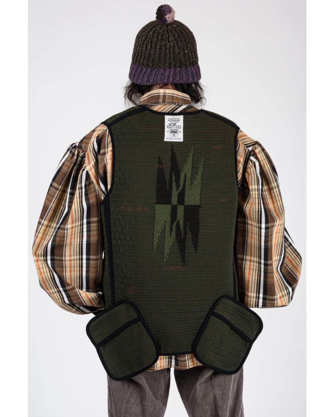 UNITED ARROWS & SONSさんのインスタグラム写真 - (UNITED ARROWS & SONSInstagram)「【 Info 】 ㅤㅤㅤㅤㅤㅤㅤㅤㅤㅤㅤㅤ ＜ KAPITAL × BYBORRE＞﻿ アムステルダムのハイテクニット工場﻿＜BYBORRE(バイボレ)＞と日本のアイコニックなブランド＜KAPITAL(キャピタル)＞の﻿コラボレーションベストを11月20日(金)に発売いたします。﻿ オルテガベストに着想を得たこのベストは、歴史的なルーツを持つ織りのデザインに現代的なアレンジを加え、このコラボレーションのために開発されたOn-Pattern 3D™️ナイロンニットテキスタイルを使用しています。﻿ またこの生地はエコ染色を採用し、染色には水を使用せず環境に配慮した取り組みとなっております。特別なコラボレーションベストを是非ご期待ください。﻿ ※商品のフロントの仕様は、ジップではなくボタンになります。予めご了承ください。 ﻿ Amsterdam high tech knit factory﻿ Of <BYBORRE> and Japanese iconic brand <KAPITAL>﻿ Collaboration Vest will be released on 20th November.﻿ Inspired by the Ortega vest, this vest adds a contemporary twist to a woven design with historic roots and uses the On-Pattern 3D ™nylon knit textile developed for this collaboration.﻿ In addition, this fabric uses eco-dyeing, and it is an environmentally friendly effort that does not use water for dyeing. Please look forward to a special collaboration vest.  #kapital #byborre #UnitedArrowsAndSons」11月17日 14時22分 - unitedarrowsandsons