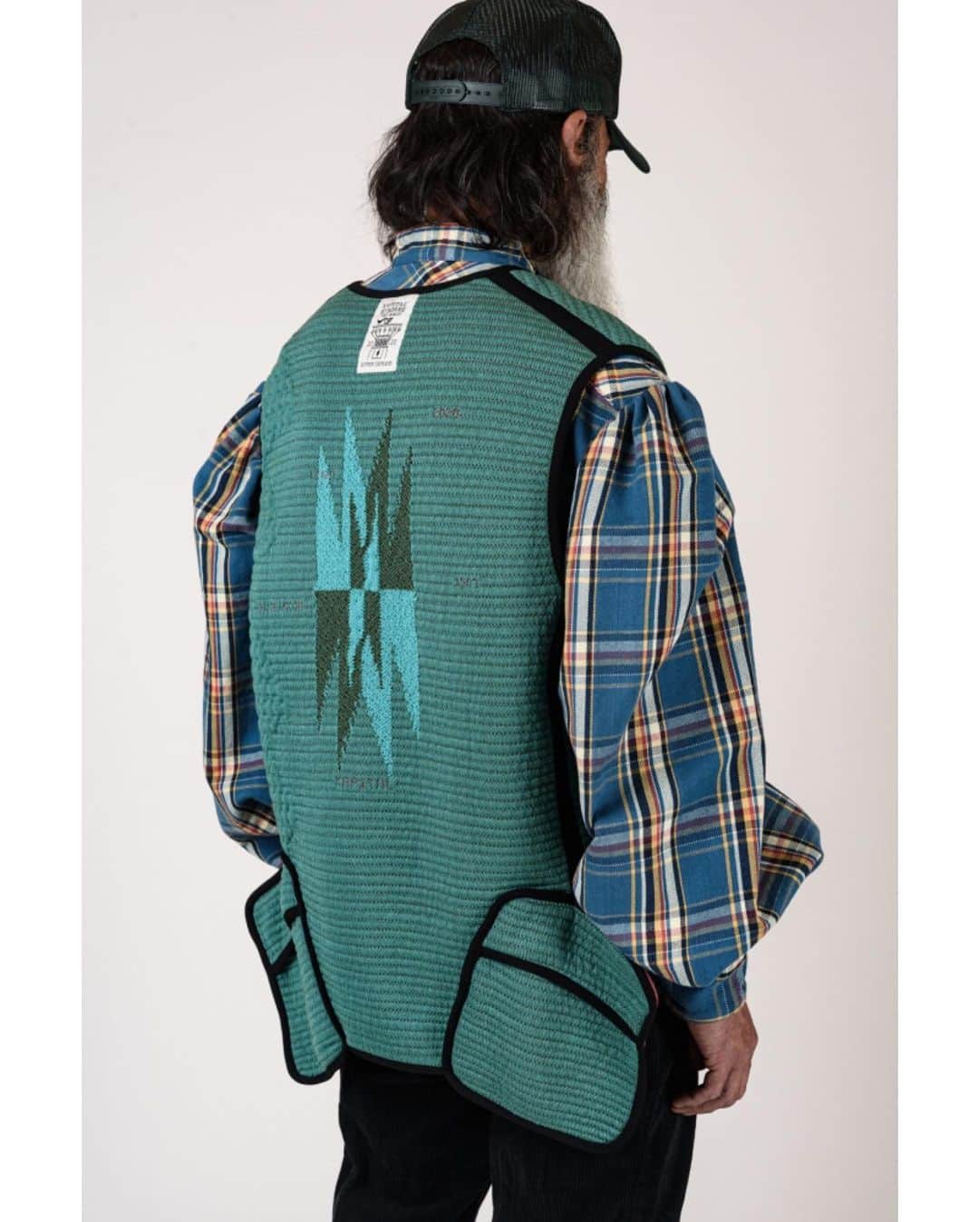 UNITED ARROWS & SONSさんのインスタグラム写真 - (UNITED ARROWS & SONSInstagram)「【 Info 】 ㅤㅤㅤㅤㅤㅤㅤㅤㅤㅤㅤㅤ ＜ KAPITAL × BYBORRE＞﻿ アムステルダムのハイテクニット工場﻿＜BYBORRE(バイボレ)＞と日本のアイコニックなブランド＜KAPITAL(キャピタル)＞の﻿コラボレーションベストを11月20日(金)に発売いたします。﻿ オルテガベストに着想を得たこのベストは、歴史的なルーツを持つ織りのデザインに現代的なアレンジを加え、このコラボレーションのために開発されたOn-Pattern 3D™️ナイロンニットテキスタイルを使用しています。﻿ またこの生地はエコ染色を採用し、染色には水を使用せず環境に配慮した取り組みとなっております。特別なコラボレーションベストを是非ご期待ください。﻿ ※商品のフロントの仕様は、ジップではなくボタンになります。予めご了承ください。 ﻿ Amsterdam high tech knit factory﻿ Of <BYBORRE> and Japanese iconic brand <KAPITAL>﻿ Collaboration Vest will be released on 20th November.﻿ Inspired by the Ortega vest, this vest adds a contemporary twist to a woven design with historic roots and uses the On-Pattern 3D ™nylon knit textile developed for this collaboration.﻿ In addition, this fabric uses eco-dyeing, and it is an environmentally friendly effort that does not use water for dyeing. Please look forward to a special collaboration vest.  #kapital #byborre #UnitedArrowsAndSons」11月17日 14時22分 - unitedarrowsandsons
