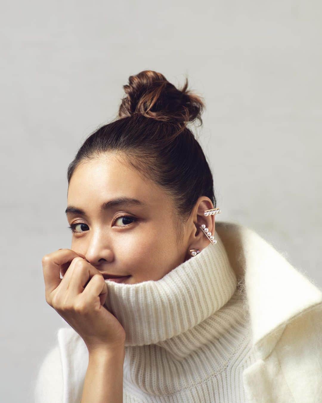 長山一樹のインスタグラム：「最新号VERY NAVYにて滝沢眞規子さんを撮影させていただきました。  写真を見るうえで、見えてない物を見ようとする解像度と、見えてる物をよりくまなく見ようとする解像度、人がどのように写真を見てるかはプロのカメラマンでもわかりません。  @veryweb.jp  Model @makikotakizawa  Stylist @misaking77  Hair @shucohair  Make @tomohiro1820  #very #tasaki #magazine #photography #portrait #hasselblad #h6d #kazukinagayama #長山一樹 #雑誌」