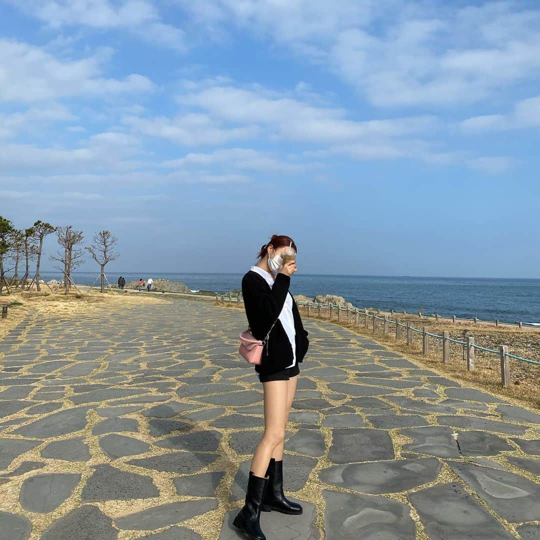 ギョンリ のインスタグラム：「부산은 따-뜻 하다못해 낮엔 덥구나🧃」
