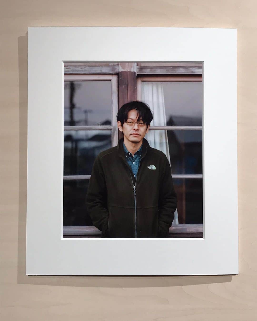 山中崇のインスタグラム：「『泣く子はいねぇが』公開記念写真展「泣く凪へ」。お邪魔いたしました。草野庸子さんによる撮り下ろし写真が展示されてます。下北沢のBONUS TRACKにて。よろしければ足をお運びください。」