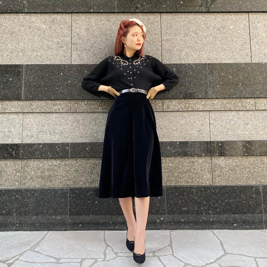 NUTTY Vintage&Collectibleさんのインスタグラム写真 - (NUTTY Vintage&CollectibleInstagram)「🍁Special NEW ARRIVAL🍁  ☑︎vtg 50's "KIMS" black chenille knit blouse beads decorated ㅤㅤㅤㅤㅤㅤㅤㅤㅤㅤㅤㅤㅤ NUTTY本店からは、スペシャルなニットブラウスが入荷いたします＊ ㅤㅤㅤㅤㅤㅤㅤㅤㅤㅤㅤㅤㅤ シックなブラックに、繊細なビーズの装飾が施された美しい１着です。 ㅤㅤㅤㅤㅤㅤㅤㅤㅤㅤㅤㅤㅤ 暖かみのある優しい、柔らかな風合いのシュニールニットは、女性らしいシルエットを美しく魅せてくれます。 ㅤㅤㅤㅤㅤㅤㅤㅤㅤㅤㅤㅤㅤ 貴重なキンバリーのニットブラウス、ぜひお早めにどうぞ♡  このあと、 🛒VINTAGE ONLINE STOREにてお買い求めいただけます🛒 5%OFFクーポンコード【shop120thx2】  ------------------------------------ 🛍NUTTY通販について🛍 ------------------------------------- ＜ONLINE STORE＞ VINTAGE▶︎http://nutty.theshop.jp/ USED SELECT▶︎https://nuttyselect.official.ec/ （プロフィールページURLよりjump🕊） ㅤㅤㅤㅤㅤㅤㅤㅤㅤㅤㅤㅤㅤ ＜VIDEO CHAT SHOPPING＞ テレビ電話をお繋ぎして、リアルタイムでご案内いたします。詳細は過去の投稿をご覧ください。」11月17日 14時30分 - nutty_vintage