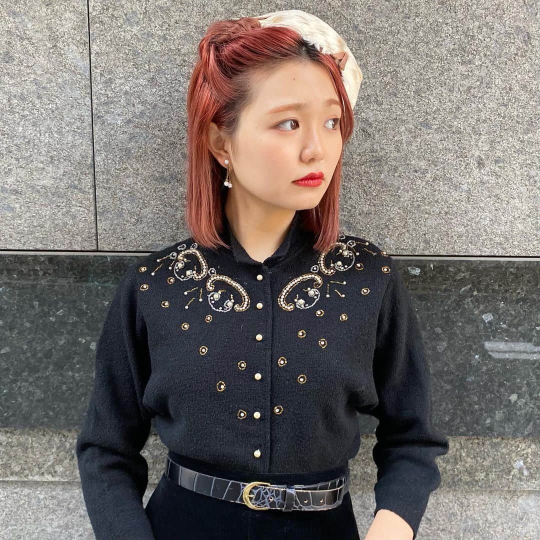 NUTTY Vintage&Collectibleさんのインスタグラム写真 - (NUTTY Vintage&CollectibleInstagram)「🍁Special NEW ARRIVAL🍁  ☑︎vtg 50's "KIMS" black chenille knit blouse beads decorated ㅤㅤㅤㅤㅤㅤㅤㅤㅤㅤㅤㅤㅤ NUTTY本店からは、スペシャルなニットブラウスが入荷いたします＊ ㅤㅤㅤㅤㅤㅤㅤㅤㅤㅤㅤㅤㅤ シックなブラックに、繊細なビーズの装飾が施された美しい１着です。 ㅤㅤㅤㅤㅤㅤㅤㅤㅤㅤㅤㅤㅤ 暖かみのある優しい、柔らかな風合いのシュニールニットは、女性らしいシルエットを美しく魅せてくれます。 ㅤㅤㅤㅤㅤㅤㅤㅤㅤㅤㅤㅤㅤ 貴重なキンバリーのニットブラウス、ぜひお早めにどうぞ♡  このあと、 🛒VINTAGE ONLINE STOREにてお買い求めいただけます🛒 5%OFFクーポンコード【shop120thx2】  ------------------------------------ 🛍NUTTY通販について🛍 ------------------------------------- ＜ONLINE STORE＞ VINTAGE▶︎http://nutty.theshop.jp/ USED SELECT▶︎https://nuttyselect.official.ec/ （プロフィールページURLよりjump🕊） ㅤㅤㅤㅤㅤㅤㅤㅤㅤㅤㅤㅤㅤ ＜VIDEO CHAT SHOPPING＞ テレビ電話をお繋ぎして、リアルタイムでご案内いたします。詳細は過去の投稿をご覧ください。」11月17日 14時30分 - nutty_vintage