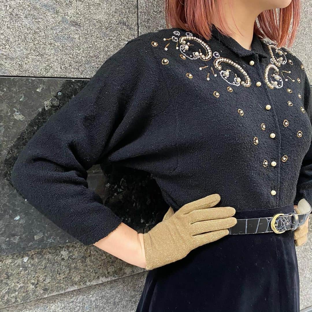 NUTTY Vintage&Collectibleさんのインスタグラム写真 - (NUTTY Vintage&CollectibleInstagram)「🍁Special NEW ARRIVAL🍁  ☑︎vtg 50's "KIMS" black chenille knit blouse beads decorated ㅤㅤㅤㅤㅤㅤㅤㅤㅤㅤㅤㅤㅤ NUTTY本店からは、スペシャルなニットブラウスが入荷いたします＊ ㅤㅤㅤㅤㅤㅤㅤㅤㅤㅤㅤㅤㅤ シックなブラックに、繊細なビーズの装飾が施された美しい１着です。 ㅤㅤㅤㅤㅤㅤㅤㅤㅤㅤㅤㅤㅤ 暖かみのある優しい、柔らかな風合いのシュニールニットは、女性らしいシルエットを美しく魅せてくれます。 ㅤㅤㅤㅤㅤㅤㅤㅤㅤㅤㅤㅤㅤ 貴重なキンバリーのニットブラウス、ぜひお早めにどうぞ♡  このあと、 🛒VINTAGE ONLINE STOREにてお買い求めいただけます🛒 5%OFFクーポンコード【shop120thx2】  ------------------------------------ 🛍NUTTY通販について🛍 ------------------------------------- ＜ONLINE STORE＞ VINTAGE▶︎http://nutty.theshop.jp/ USED SELECT▶︎https://nuttyselect.official.ec/ （プロフィールページURLよりjump🕊） ㅤㅤㅤㅤㅤㅤㅤㅤㅤㅤㅤㅤㅤ ＜VIDEO CHAT SHOPPING＞ テレビ電話をお繋ぎして、リアルタイムでご案内いたします。詳細は過去の投稿をご覧ください。」11月17日 14時30分 - nutty_vintage