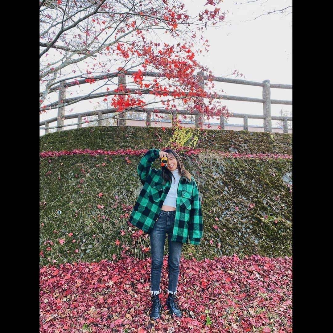 のインスタグラム：「初めて紅葉を見に出かけてこんなに近くで紅葉見ました👀🍁✨やっぱり自然はいいね🍂✨  日本の四季がもっと好きになた☺️🤍 秋が終われば冬っ⛄️❄️ 温泉の季節♨️良い温泉宿いきたいなぁ〜🤤💭  jacket: Fivebrother（50s後半〜60sにかけてのビンテージらしいです🧔🏽） tops: @zara  jeans: @vicente__official × @roxyjapan  socks: @hufworldwide  shoes: @drmartens_japan  filmcamera: @kodak」