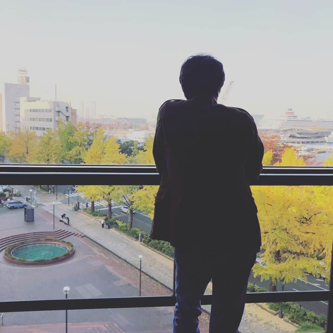 山崎まさよしのインスタグラム：「某CM撮影中。詳細は後日発表！ #山崎まさよし #横浜 #カナケンからの眺め」
