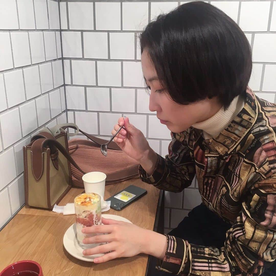 平川はる香のインスタグラム：「. 食べる時はいつも真剣。 水信のいちぢくブリュレ、うまぁだった🤤 . . . #水信フルーツパーラースタンド#いちぢくブリュレ」