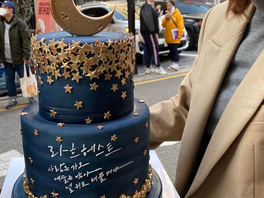 ヤン・ジンソンのインスタグラム：「가장소중한 내친구 입봉했어요. 벅차서 울었어요😢  너의 모든 날을 축복합니다. 높은곳에서 밝게 빛추길 🌙   #🌙문혜성입봉 #라흐헤스트」