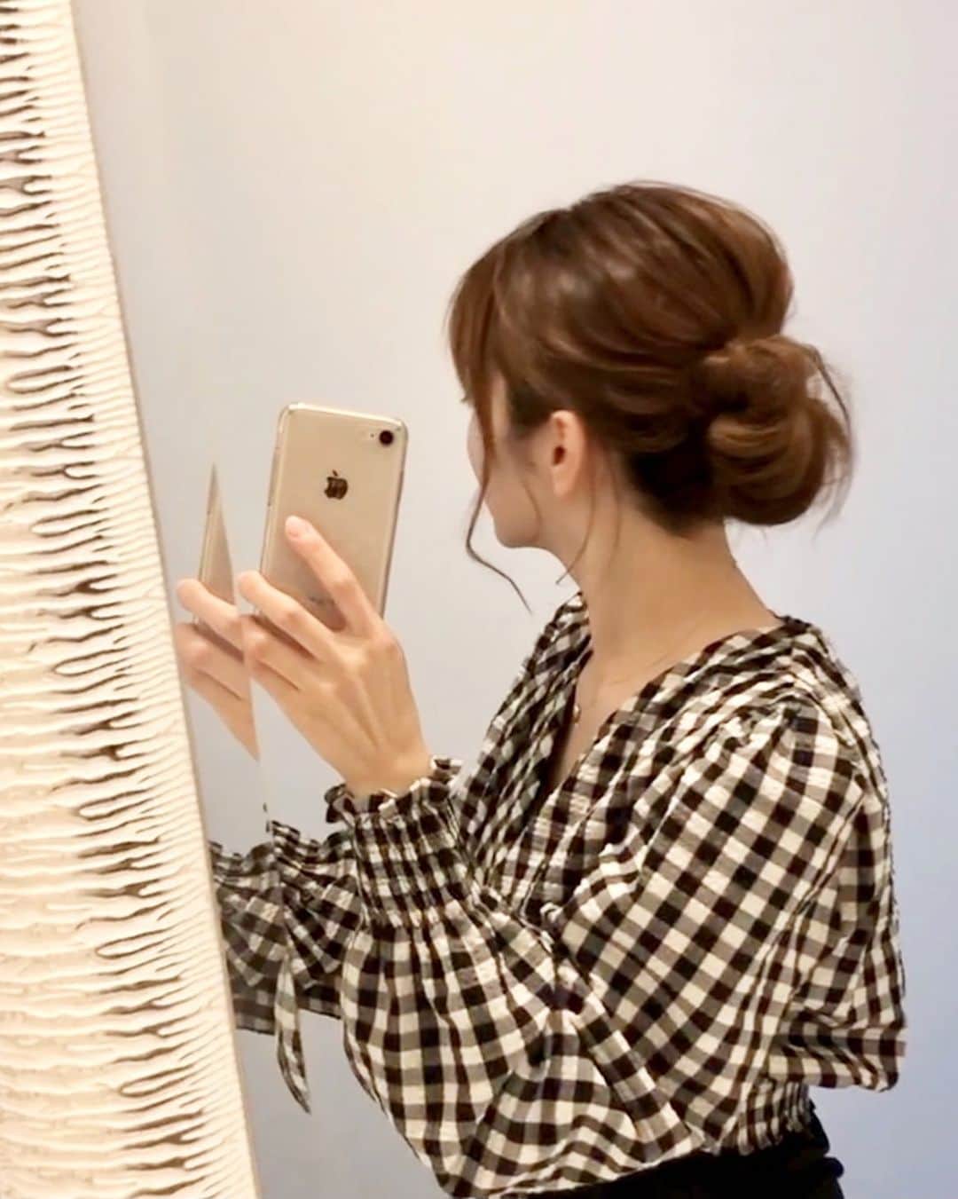 田中涼子のインスタグラム：「朝起きて寝癖ついたまま(むしろついてた方がイイ🎵)ちょちょいっと出来るので毎日ルーティンみたいにほぼこの髪型😅 子どもいるのにさらさらに下ろしてる人素敵だわぁ✨どうやってるんだろう。たまにおろしてみるけど出かけるまでにぐちゃぐちゃ🥺  #ママヘアスタイル  #簡単ヘアアレンジ」