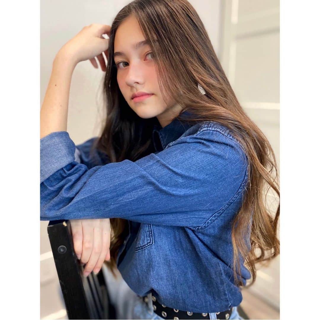 のインスタグラム：「上下デニム👖﻿ ﻿ ﻿チークは鼻の上もつけるのが自分の中で流行っています。時々そばかすも描きます😄 ﻿ ﻿ ﻿ ﻿ ﻿ #チークの入れ方 #デニムコーデ #ロングヘア #リーバイス #中学2年生 #staysafe #teensfashion #denimfashion #levis﻿ #로스앤젤레스  #14살 #데일리패션 #셀카놀이﻿」