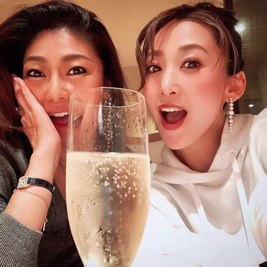 のインスタグラム：「先日、久しぶりに#龍真咲 さんと♡ Lovely night with @masaki_ryu   相変わらず美しくて楽しい龍さんでしたw」