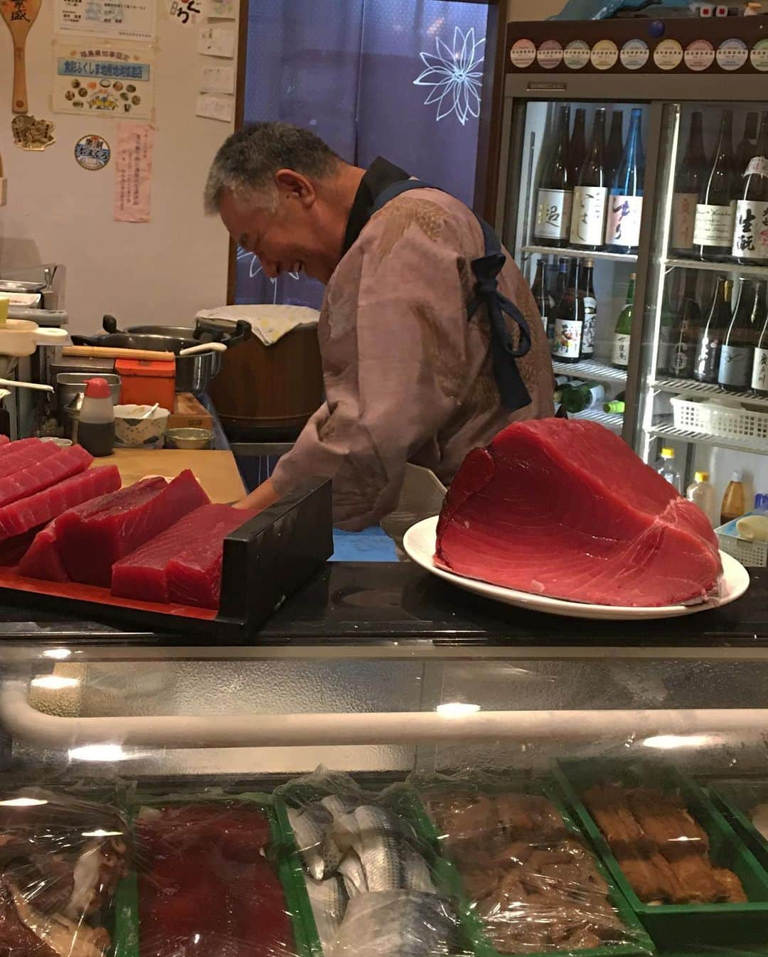 Rediscover Fukushimaさんのインスタグラム写真 - (Rediscover FukushimaInstagram)「The friendliest sushi chef you’ll ever meet. 😁✨  I was really happy to meet and become friends with Mr. Sakurai Hiromi when I came for dinner at his sushi and sashimi bar in Soma city. His shop is called "Edo Ichi" and it's only a short walk from the train station! He prepared some of the best sushi and sashimi I have ever had, all freshly sourced from around Northern Japan and even Hokkaido. 🐟🐙😋   My favorite was some delicious octopus that was locally caught by Mr. Sakurai with hand made fishing lewers! It looked and tasted so good that I forgot to take a picture! 😍🐙  Mr. Sakurai has such an infectious laugh. he shared some Japanese dad jokes, or "Oyaji Gyagu." with us. 😂💕 He let me take a video to share so if you understand the jokes let me know. If not feel free to ask for an explanation.   (Hint: in Japanese "nomi" means "to drink", and "kyuusu" means "tea pot") 😉  Mr. Sakurai has such a warm personality, even though it was my first time there, it felt like we had been friends for years. I would love to take my friends and family here sometime. 🥰  This was my first time in Soma city and I had so much fun. I can't wait to go back.😄  Let me know in the comments if Mr. Sakurai made you smile! 😊😂😁💕  🏷 ( #江戸一 #EdoIchi #sushi #sashimi #foodie #foodiegram #local #localheroes #localbusiness #smallbusiness #seafood #portraitphotography #smilemore #dadjokes #oyajigyagu #oyajigyaguoftheday  #japan #Fukushima #Fukushimagram #japanesefood #japanfoodculture #sushibar #sashimibar #bestsushiever #VisitFukushima! #Soma #SomaCity #SomaStation #相馬 #相馬市 )」11月17日 14時59分 - rediscoverfukushima