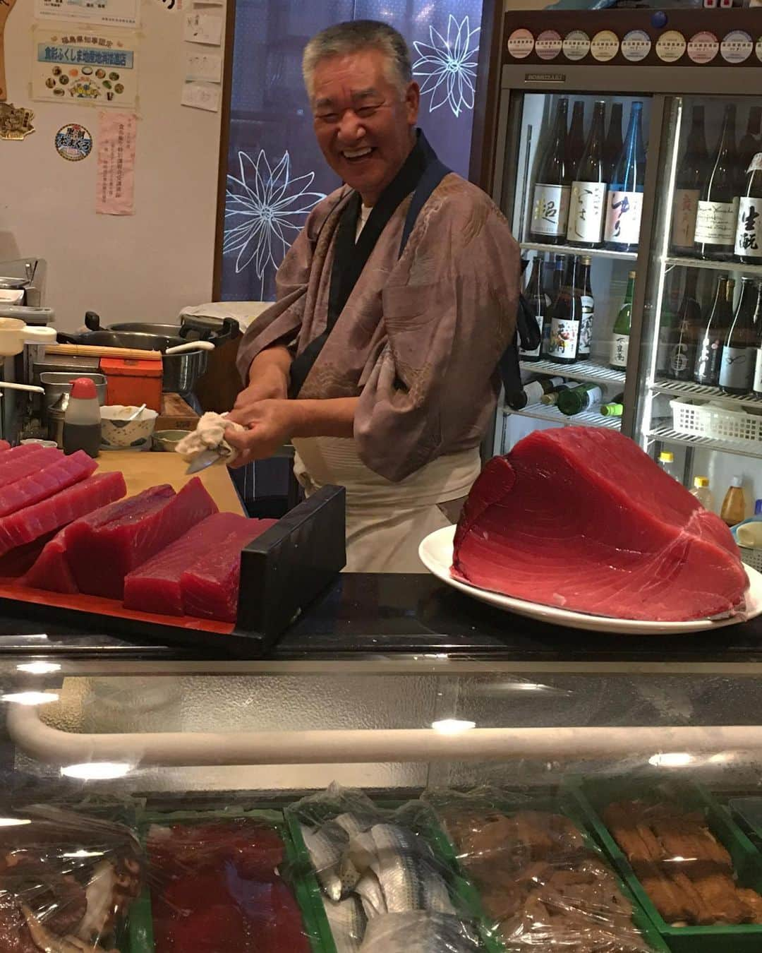 Rediscover Fukushimaさんのインスタグラム写真 - (Rediscover FukushimaInstagram)「The friendliest sushi chef you’ll ever meet. 😁✨  I was really happy to meet and become friends with Mr. Sakurai Hiromi when I came for dinner at his sushi and sashimi bar in Soma city. His shop is called "Edo Ichi" and it's only a short walk from the train station! He prepared some of the best sushi and sashimi I have ever had, all freshly sourced from around Northern Japan and even Hokkaido. 🐟🐙😋   My favorite was some delicious octopus that was locally caught by Mr. Sakurai with hand made fishing lewers! It looked and tasted so good that I forgot to take a picture! 😍🐙  Mr. Sakurai has such an infectious laugh. he shared some Japanese dad jokes, or "Oyaji Gyagu." with us. 😂💕 He let me take a video to share so if you understand the jokes let me know. If not feel free to ask for an explanation.   (Hint: in Japanese "nomi" means "to drink", and "kyuusu" means "tea pot") 😉  Mr. Sakurai has such a warm personality, even though it was my first time there, it felt like we had been friends for years. I would love to take my friends and family here sometime. 🥰  This was my first time in Soma city and I had so much fun. I can't wait to go back.😄  Let me know in the comments if Mr. Sakurai made you smile! 😊😂😁💕  🏷 ( #江戸一 #EdoIchi #sushi #sashimi #foodie #foodiegram #local #localheroes #localbusiness #smallbusiness #seafood #portraitphotography #smilemore #dadjokes #oyajigyagu #oyajigyaguoftheday  #japan #Fukushima #Fukushimagram #japanesefood #japanfoodculture #sushibar #sashimibar #bestsushiever #VisitFukushima! #Soma #SomaCity #SomaStation #相馬 #相馬市 )」11月17日 14時59分 - rediscoverfukushima