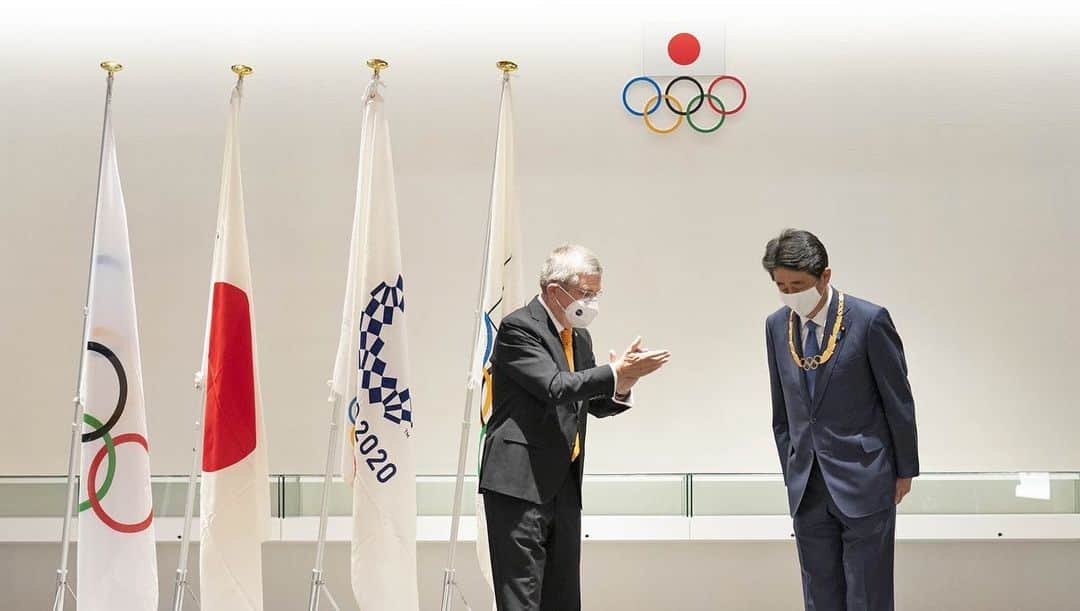 olympiadaさんのインスタグラム写真 - (olympiadaInstagram)「🇯🇵 За девять месяцев до перенесённых Олимпийских игр, которые должны пройти в Токио следующим летом, президент МОК Томас Бах отправился в Японию и встретился с новым премьер-министром страны Ёсихидэ Суга. ⠀ Они обсудили общее намерение сделать Игры как можно более безопасными. ⠀ «Мы разделяем твёрдую убеждённость премьер-министра в том, что Игры #Tokyo2020 состоятся в следующем году. Мы убеждены, что безопасные Олимпийские игры станут символом солидарности и единства. Вместе с нашими японскими друзьями и партнёрами мы позаботимся о том, чтобы они стали светом в конце тёмного туннеля, в котором мы оказались». ⠀ Также Томас Бах побывал в Японском олимпийском музее, где наградил бывшего премьер-министра Японии Синдзо Абэ золотым олимпийским орденом за преданность олимпийскому движению. ⠀ Ожидается, что за время пребывания в Японии глава МОК посетит олимпийскую деревню и Олимпийский стадион, а также встретится с рядом спортсменов. ⠀ #Olympics 📸 IOC」11月17日 15時11分 - olympia_da