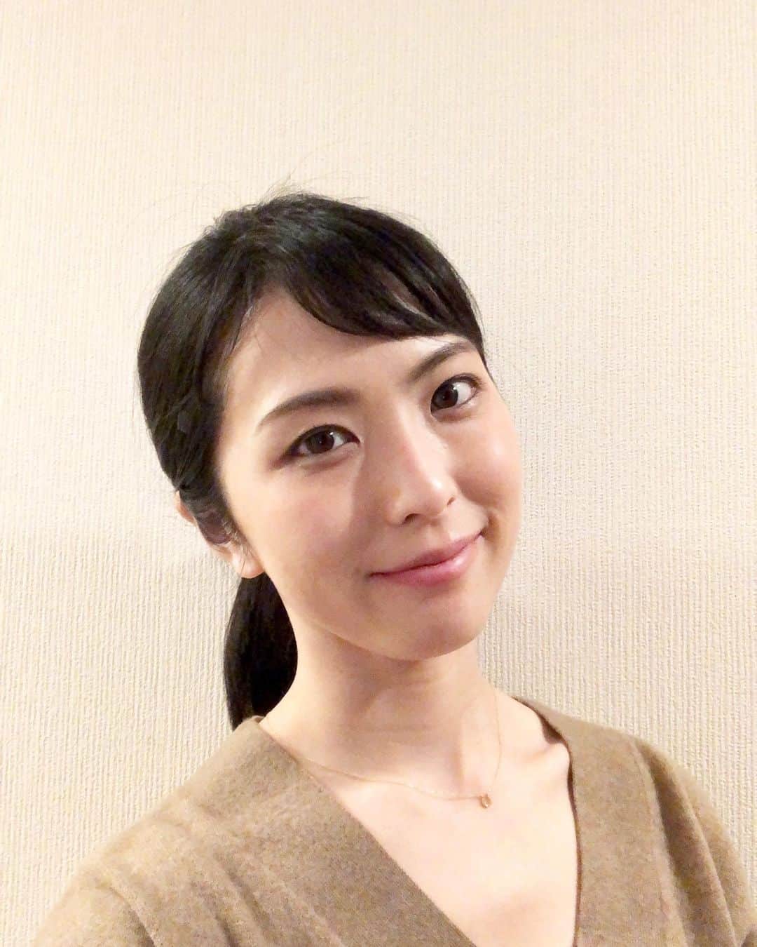 のインスタグラム：「久しぶりの投稿です🥺  撮影だったのでヘアメイクさんにやっていただいてご機嫌な写真です。  ヘアメイクさんにやってもらったメイクはやっぱりすごい🧚🏻‍♀️  実はお仕事のために初！エクステをつけました。すごいんですよー全然わからない！  最近撮影が多くて、今日も朝4時半に起きて撮影でした！撮影はやっぱり早朝が多いですね🙌🏻  今日は帰り道反対方向の電車に乗って倍以上時間をかけて帰宅したのはここだけの話…🤫  ちょっと未体験な撮影が続いたので皆様のお目に触れる日が楽しみです。  11月はフフッとなるほどハードスケジュールです！  付点八分休符くらいだけ休憩して（伝われ！）また次にむけて頑張ります。  バタバタは続く！気合を入れて！  #撮影　でした　#プロのお仕事　#やっぱりすごい　#女優　#モデル」