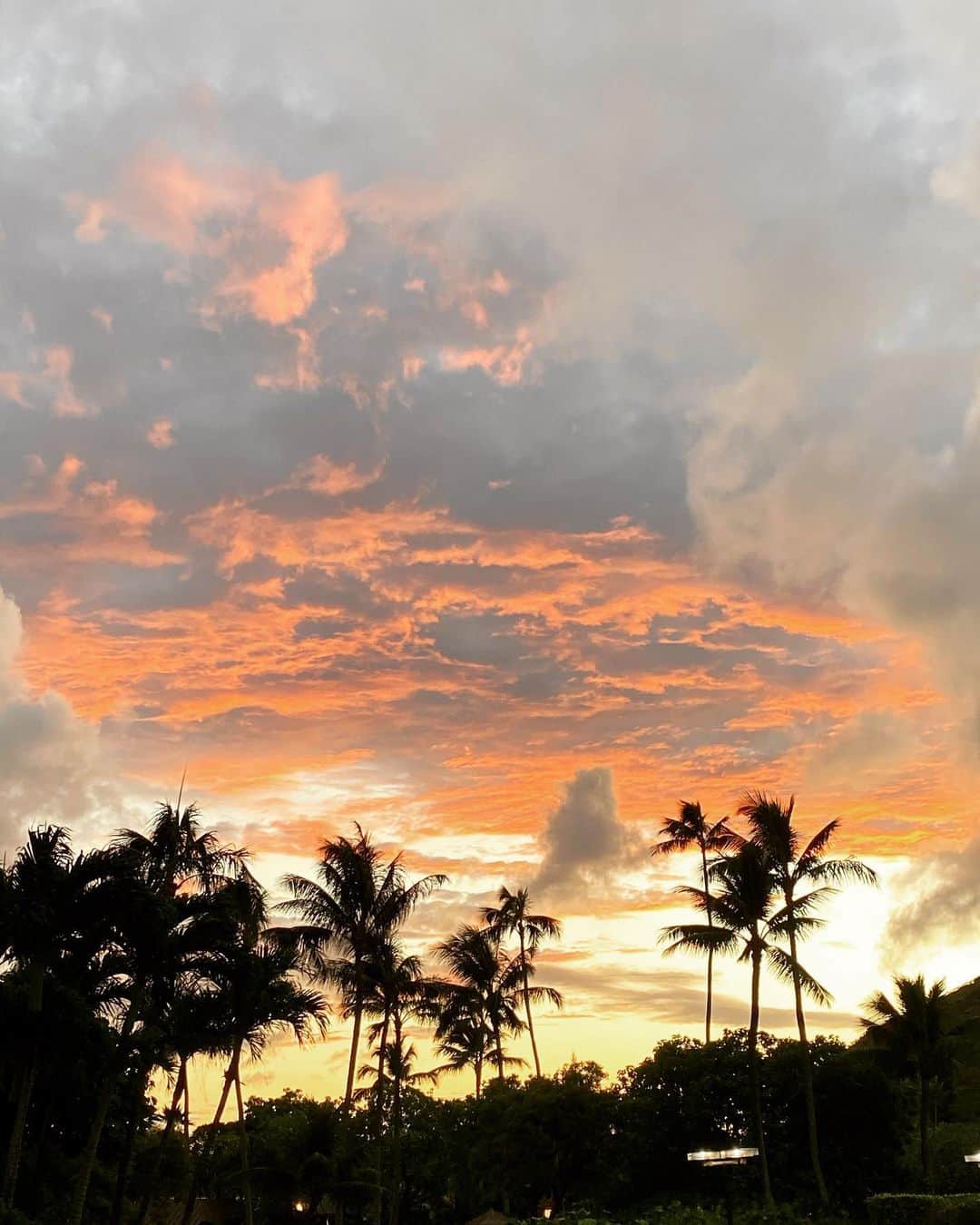 Lilly and Emmaさんのインスタグラム写真 - (Lilly and EmmaInstagram)「Beautiful sunset✨」11月17日 15時21分 - lilly_emma_hawaii