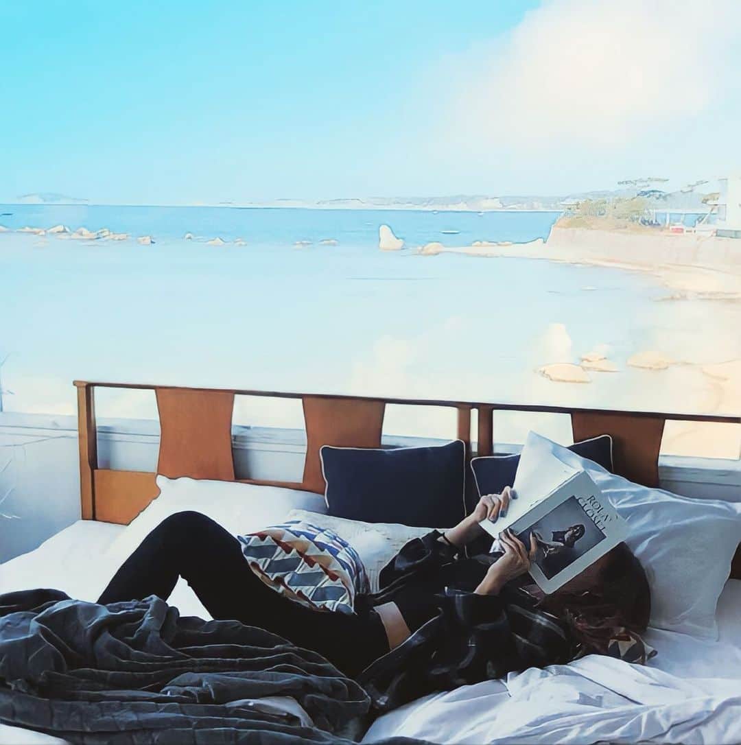 MIOのインスタグラム：「Ocean view.🏝 気持ち良すぎた朝の目覚め。笑 そして可愛すぎた宿。🏠 ベッド３つくらいあったから6人くらいで行くのがベストかも💘」