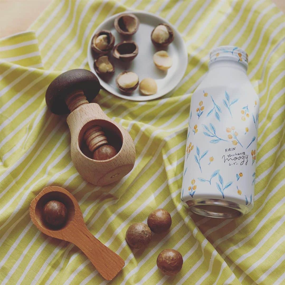のインスタグラム：「* こんにちは * 今日は我が家のちょっとした、かわいい便利グッズをご紹介〜 このキノコ🍄型のもの、なんだかわかります？ * 正解は、『ナッツ割り機』 使用頻度はそこまで高くないけれど、あると無性に使いたくなっちゃう…笑 * 以前行った北欧の旅先で発見したんです〜 このキノコ型のものが可愛くて、最初はなんだろう？と思って手に取ったのがきっかけでした！ なんとも言えないこのフォルムが可愛くないですか？😙 * 今回ははじめてマカダミアナッツの殻付きを割ってみたんですが、ビックリするほどかたくて… 胡桃ぐらいを割るのが丁度いいみたい〜笑 勉強になりました🙂 moogy飲みながら、ナッツをパクパク🥜 おいしい組み合わせも発見しちゃいました！ * (てら） #moogy #ムーギー #キリンビバレッジ #麦茶 #ドリンク #プチギフト #gift #プレゼント #lifestyle #design #デザイン ＃秋 #autumn #ノンカフェイン  #おうち時間 #おうち時間を楽しむ #心地よい暮らし  #ていねいな暮らし #暮らしを楽しむ #北欧 #キッチン用品 #キッチン道具」