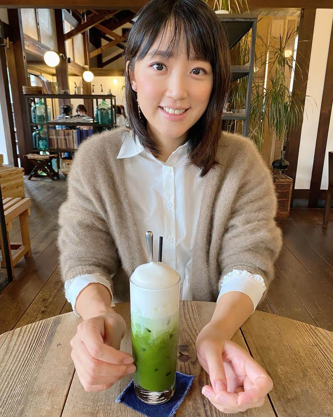 竹内由恵さんのインスタグラム写真 - (竹内由恵Instagram)「先日、静岡浜松の三ヶ日にあるカフェ2軒をはしごしました♪ 1枚目は「蔵茶房なつめ」。何度も行ってるけど、キラキラ光る浜名湖の景色を眺めながらまったりできてとっても落ち着くカフェです✨ 2枚目以降は今回初めて訪れた「coco-Rin」という農家民宿カフェ。ショーケースが可愛すぎて、何枚も写真を撮ってしまった。まるで自宅にいるかのような個室で食べられて、ランチプレートも身体に良さそう❤️  #カフェ#三ヶ日#蔵茶房なつめ#cocorin #カフェ巡り」11月17日 15時29分 - yoshie0takeuchi