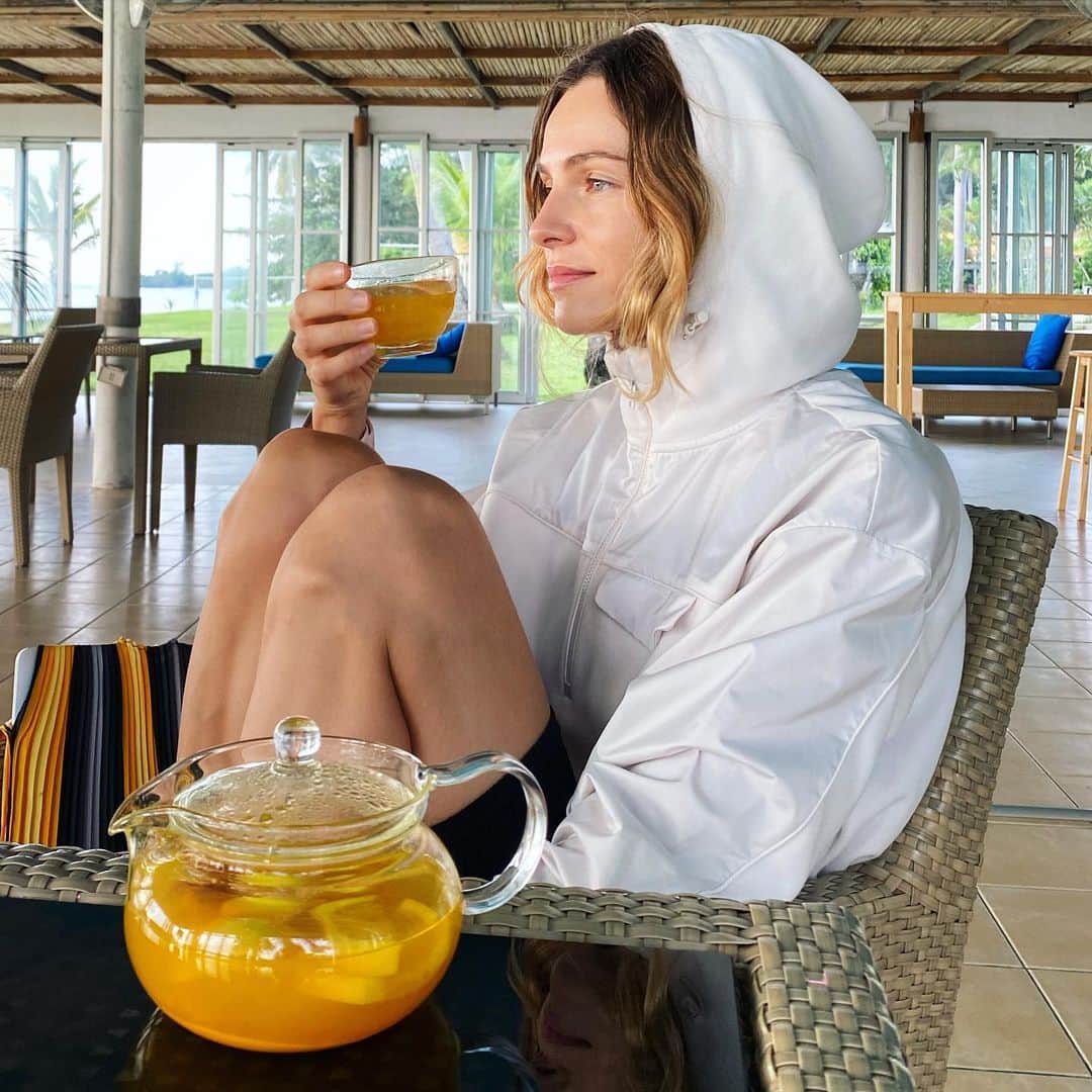 ヴァレンティナ・ゼリャヴァのインスタグラム：「Sometimes it’s windy in Koh Samui 🌬 and I love it 😻  Days like these I like to warm up by drinking this yummy tea using natural ingredients 🔥  I use lemon, lotus, turmeric and a touch of black pepper which  enhances  turmeric’s healing powers 💕  #health #beauty #mindfulness」