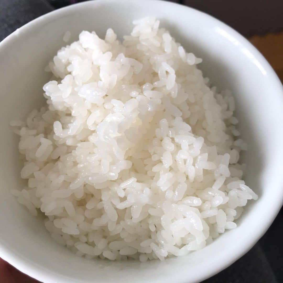 裕樹のインスタグラム：「幸せ過ぎる  お米だけで、噛み締めて食べる  甘い  米粒一つ一つを舌で感じる  感謝の心で  ありがとう  #お米 #美味しい #幸せ」