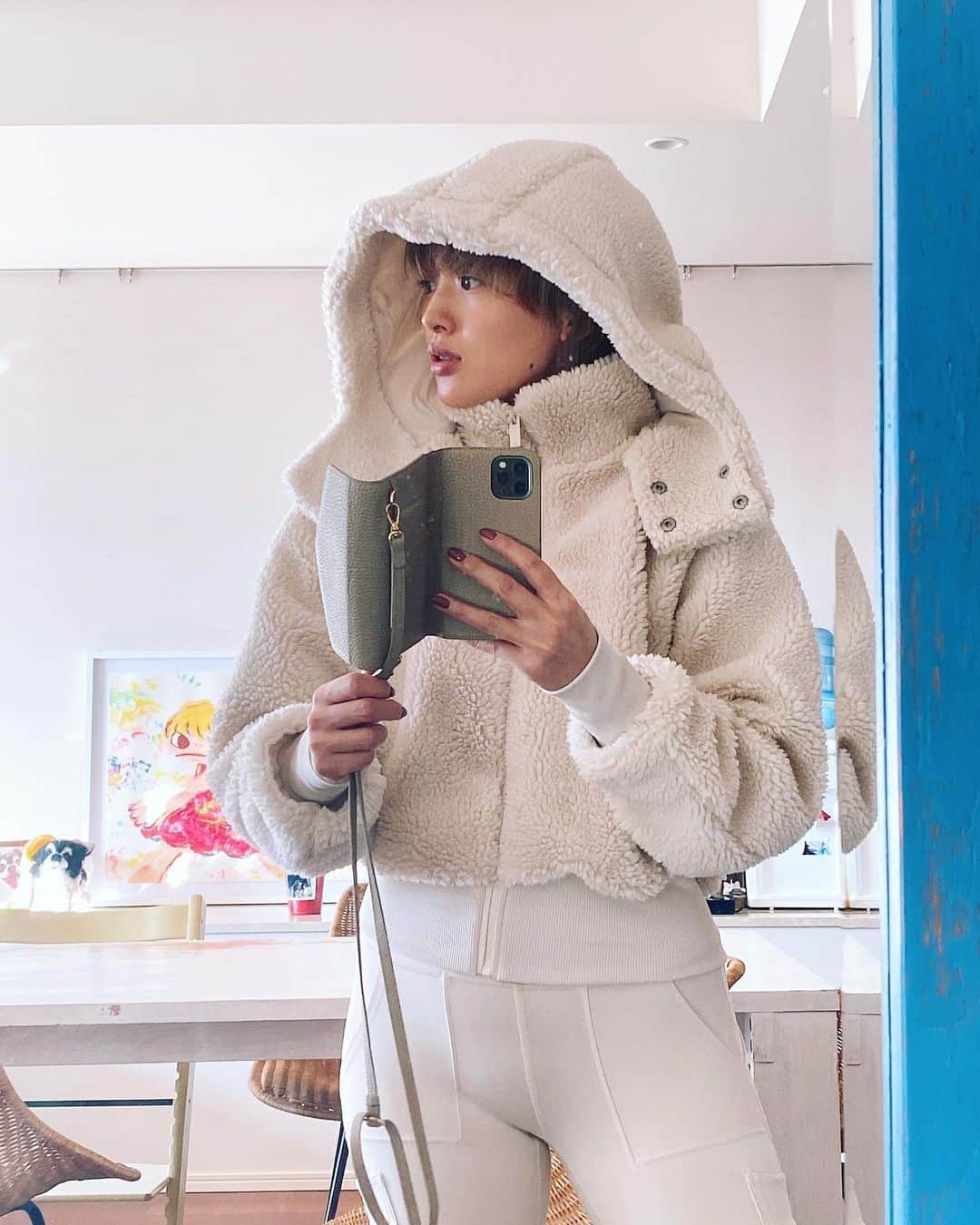 廣瀬規子のインスタグラム：「やはり形から入るタイプです🙈 ・ インスタの広告で何度も流れてきた　@aloyoga のモコモコブルゾンに一目惚れ🙈 ・ いやいや、わたしゃその手には乗りませんよ😏と、暫く様子を見ていたのですが、、、😅 ちょうどsaleだったようで、 全身揃えてしまった、、🙈 だけど、大正解‼️ ・ ポッコリを通り越して、モッタリ😰してるお腹も、ハイウエストだからか、スッキリしてみえるぅ〜🤩 ・ 憧れのショート丈トップスも、 これなら着れるやも！🥳 ・ お腹冷えないか、心配だけど、、w ・ 鍛えればきっと大丈夫🙆‍♀️🙈 ・ ・ #ネットでお買い物 #インスタ広告の思う壺 #わかっちゃいるけどババンバン #でもサイズもピッタリだったし #良いお買い物でした #aloyoga  #モコモコブルゾン #トレーニングの時だけじゃなくて #普段にも着るぞーい #ってこれ書いてる間に #お腹冷えてきた気がするw #ショート丈トップスは鍛えてからだな🤔やっぱり #40代だってヘソだしルックは憧れ #でもハイウェストだからおへそ出てないけど😂 #良いものシェア #fashion」