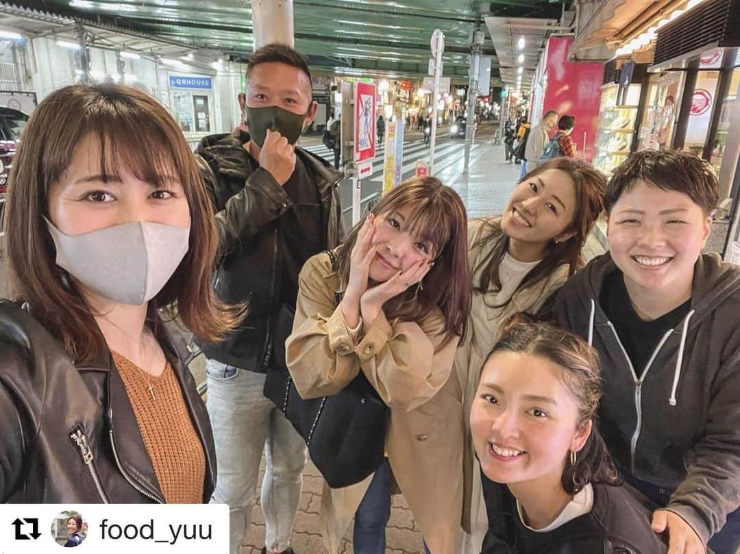 小川麻琴さんのインスタグラム写真 - (小川麻琴Instagram)「優さん、いつも側でサポートして下さり本当に有り難うございます。  MKチームと出逢えた奇跡に感謝しかありません😌  これからのベーグルプロジェクトも宜しくお願い致します🥯🌈✨  #Repost @food_yuu with @get_repost ・・・ 『チーム』  どんな時も変わらない笑顔で迎えてくれる人達がいること。 それは強さに変わると強く思います。 大変さも、その分得た喜びも 分け合いながら毎日を過ごせることに心から感謝です⭐︎ MK CAFEのメンバーは私に力をくれる大切な人達です。  4ヶ月前に出会った、 元モーニング娘。小川麻琴さん。  お会いした日から、 今日まで毎日のように連絡を取り合い仕事としても、 プライベートでも周りの方が喜ぶ企画を考えようと沢山話し合いをして、  先日までMK CAFEの看板メニュー『鯖バーガー』のコラボをさせて頂き本当に多くの方に足を運んで頂き販売期間を無事に終える事ができました！  そしてこれから麻琴さんの兼ねてからの夢。 大好きなベーグルをプロデュースしたい！という想いを成功させるため、  〝MAKOTOベーグル〟 作成に向けて、MKチーム全員で形にしていく動きが始動し始めます！！  先日は、MK CAFEオーナーの計らいで全員でベーグルプロジェクトの打ち合わせをしようとお食事へ⭐︎ 仲間がいるから何百倍にも力がアップします！  これからの展開を楽しみにしていて頂けたら嬉しいです！  #ベーグル #ベーグル専門店 #新しい事 #ドキドキ #チャレンジ #鯖バーガー #モーニング娘 #新企画 #仲間 #team #mk」11月17日 15時26分 - 1029_makoto