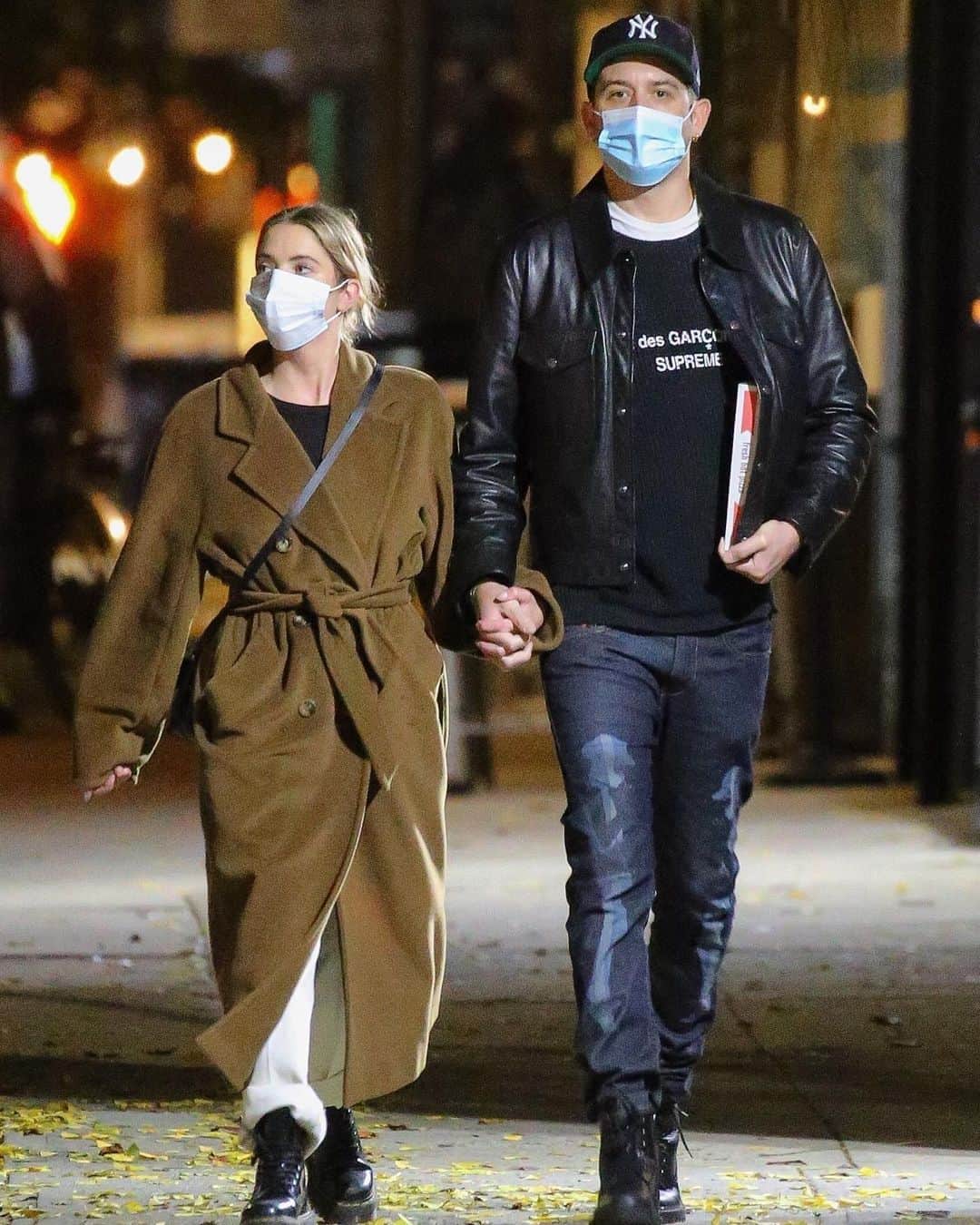Just Jaredさんのインスタグラム写真 - (Just JaredInstagram)「@ashleybenson and @g_eazy were seen holding hands during a date night in New York City on Monday! #AshleyBenson #GEazy Photos: Backgrid」11月17日 15時26分 - justjared