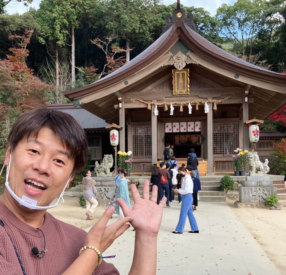 ロッシーさんのインスタグラム写真 - (ロッシーInstagram)「とあるロケ合間に！ 竈門神社！ 鬼滅の刃！ 聖地！？  ラッキー！  何のロケでしょう？  #竈門神社 #鬼滅の刃 #聖地 #ラッキー  #野性爆弾 #ロッシー #より。 #ロシ写真」11月17日 15時28分 - yaseibakudan_rossy