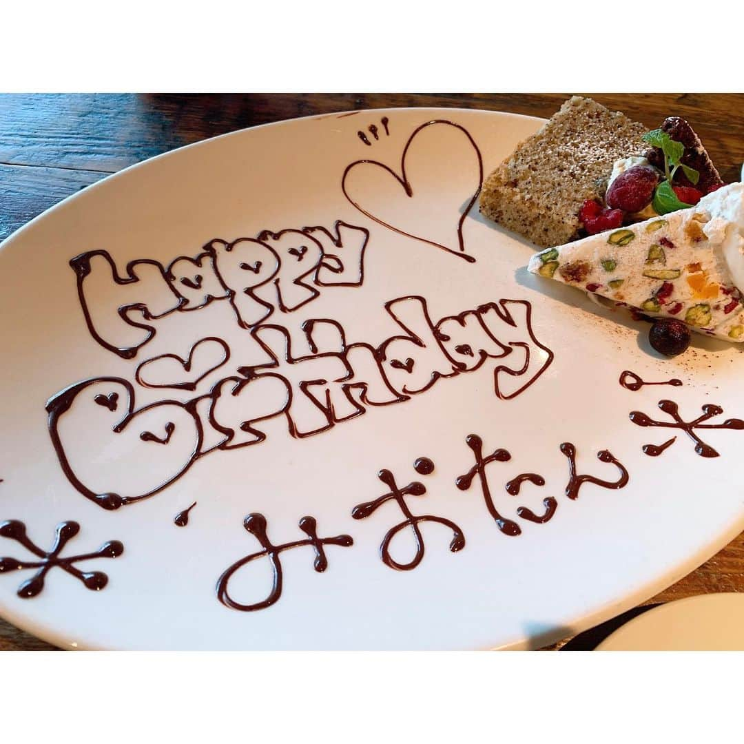 白井真緒さんのインスタグラム写真 - (白井真緒Instagram)「はっぴーばーすでーとぅーみー🎂 皆さんの応援あってこそ頑張れます。これからもこんな私のことを応援してもらえると嬉しいです🥰 素敵な女性になります！！！  まなちゃんお祝いしてくれてありがとーーーう❤︎ 11.17 白井真緒(しらいみお) #happybirthday #HB #バースデー #バースデープレート #バースデーガール #1117 #お祝いプレート #サプライズプレート #誕生日プレート #誕生日 #ランチ」11月17日 15時29分 - kohaku_shirai_official