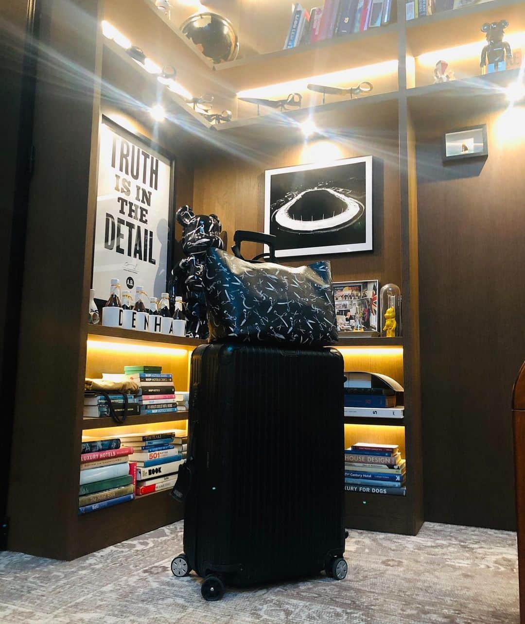 のインスタグラム：「One year ago today I was flying to Tokyo. I miss Japan. I hope to see you all again soon 🇯🇵❤️ #tokyo #japan #denhamjapan #denham #jasondenham #denhamthejeanmaker #thetruthisinthedetails」