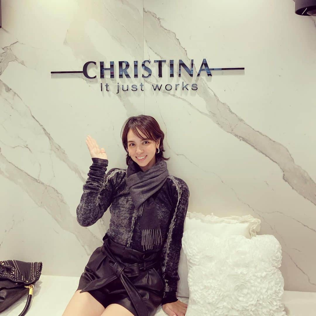 鈴木サチさんのインスタグラム写真 - (鈴木サチInstagram)「. @christinaginza  クリスティーナクリニックでトーニング受けて来ました✨ . . 私は肌の1番の悩みがシミとくすみ😭 . 産後はシミも濃くなって来た気がするー😭😭 . @christinaginza のトーニングは、今あるシミとお肌の奥に眠っているシミにもきくんだって！ ダウンタイムがないから、その日メイクして帰れるのもかなり助かります😘 . しかも何度か通うとくすみも取れて、ワントーン明るいお肌になるみたいだから、私もしばらく通わなくてはっ👍👍 . . .  #トーニング #レーザートーニング #シミ #シミ治療 #ダウンタイムなし #美白 #美肌 #ツヤ肌 #くすみ #くすみ改善 #くすみ肌 #クリスティーナクリニック #christinaginza」11月17日 15時37分 - sachi_suzuki