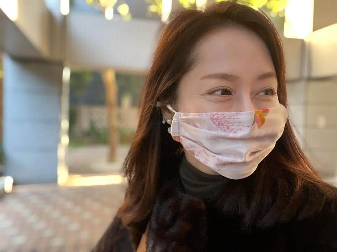 のインスタグラム：「☆  肌荒れ防止にシルクのマスクしてみた😷 優しい着け心地だし息苦しくない！！  YouTubeでもご紹介したけど、シルクはお肌の成分に近いから敏感肌の方にもいいよ♪最近マクラカバーもシルク。パジャマもシルク買いました！こらから乾燥するからお肌の乾燥も気になるもんね！  　 #シルク#シルクマスク#美肌効果#美肌食マイスター#アンチエイジングアドバイザー#三木美加子#ピローケースと言おうよ」