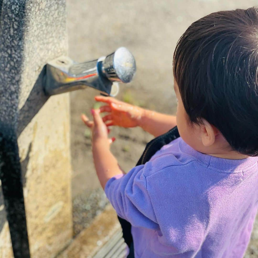 鈴木あきえさんのインスタグラム写真 - (鈴木あきえInstagram)「アンパンマンきれいきれいよー  と、容赦なく水浴びをさせるの図。 もはや滝行😂🙏🏻  そして 自分の手も きれいきれいゴシゴシー と言って洗ってます🤲🏻  少し前までは 手を洗うことが嫌だったらしく 帰宅後の一大イベント化していたのに、 数ヶ月経った今 だいぶ自分から手を綺麗にしたがるようになってくれました👦🏻🙌🏻  お店などに入った時の除菌スプレーも 彼の中で当たり前になってきてるようです🤲🏻🧼  ついでに 花壇のお花にもお水あげ🌷  身体も心も 日々成長してるね👦🏻👏🏻  #2歳 #2歳男の子 #男の子ママ #2人目産休中 #12月出産予定 #2歳差育児」11月17日 15時47分 - akiesuzuki0312