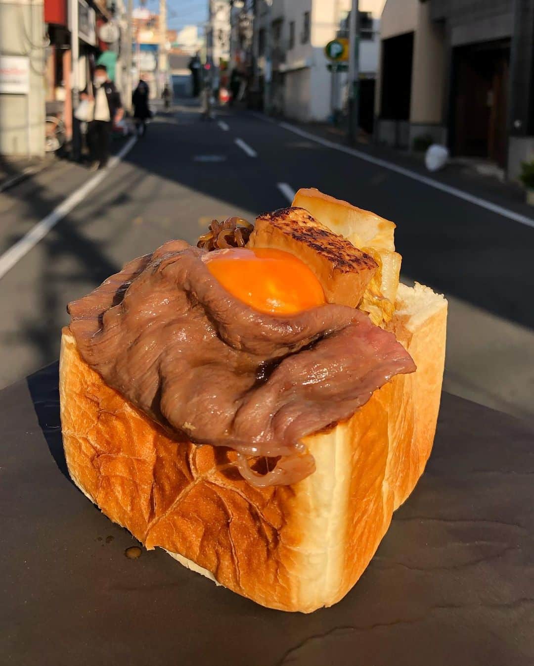 Coffee & Toast Tokyoさんのインスタグラム写真 - (Coffee & Toast TokyoInstagram)「すき焼きぱん！ 🥩🥩🥩🥩🥩 . ちょっと贅沢なまかないで、 すき焼きぱん、 作ってみました！ . 甘辛い味が染み込んだ牛肉、白菜、 しらたき、焼き豆腐に、 卵黄をかけると、 パンともピッタリな 味わい😋😋😋😋 . 今週末、 11月21.22.23日の3日間、 数量限定ですが、 ご提供させていただきます。 ご興味ある方は、 ぜひ、この機会に🤗 . . .  #トースト #トーストアレンジ #食パンアレンジ #田園都市線カフェ #田園都市線パン #食パン #世田谷カフェ #東京パン屋 #パンスタグラム  #吐司 #paingrillé #torrada #toast #toasttuesday #tostadas #東京カフェ  #三軒茶屋カフェ  #すき焼き #肉 #にく #スキヤキ #sukiyaki #meat #すき焼きぱん」11月17日 15時40分 - coffeetoast2