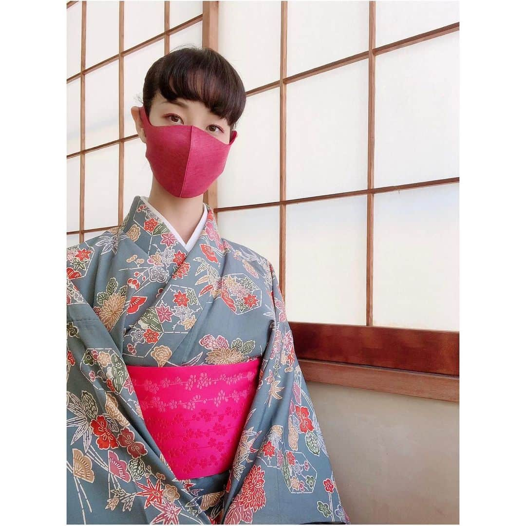 花柳まり草さんのインスタグラム写真 - (花柳まり草Instagram)「2020.11.17 皆様お元気ですか🍁？  最近素敵な色のマスクをゲットしてご機嫌なまり草です。  写真は、先日の師匠のお稽古場にて。  何だか、この日は師匠の愛をしみじみ感じた日でした。  愛されている そして、自分も愛している  想われている そして、自分も想っている  こうした実感こそ、人との繋がりを感じる時間の積み重ねこそ、自分を穏やかに優しくしてくれるし、強くしてくれる。  そう、強くしてくれる。  そんなことを感じた、秋晴れの穏やかな一日でした。  #マスク #着物 #着物コーディネート #日本舞踊家 #日本舞踊  #舞台 #芸術 #習い事 #踊り  #kimono  #宝塚 #宝塚歌劇団 #宝塚og #花柳まり草 #me  #art #art_of_japan #dance #japanesedance #japanesedancer #kimono #fashion #takarazuka #love #marikusahanayagi」11月17日 15時42分 - marikusa.hanayagi