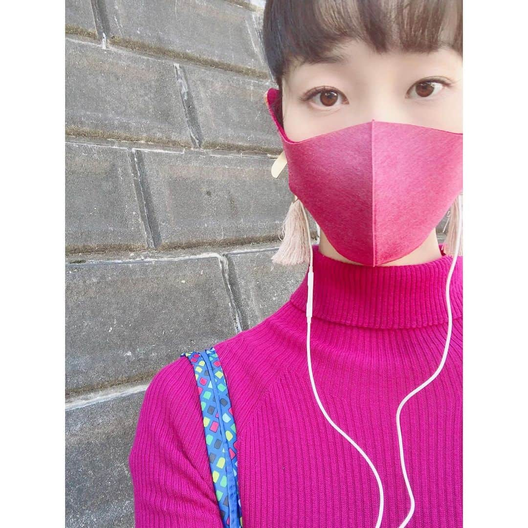 花柳まり草さんのインスタグラム写真 - (花柳まり草Instagram)「2020.11.17 皆様お元気ですか🍁？  最近素敵な色のマスクをゲットしてご機嫌なまり草です。  写真は、先日の師匠のお稽古場にて。  何だか、この日は師匠の愛をしみじみ感じた日でした。  愛されている そして、自分も愛している  想われている そして、自分も想っている  こうした実感こそ、人との繋がりを感じる時間の積み重ねこそ、自分を穏やかに優しくしてくれるし、強くしてくれる。  そう、強くしてくれる。  そんなことを感じた、秋晴れの穏やかな一日でした。  #マスク #着物 #着物コーディネート #日本舞踊家 #日本舞踊  #舞台 #芸術 #習い事 #踊り  #kimono  #宝塚 #宝塚歌劇団 #宝塚og #花柳まり草 #me  #art #art_of_japan #dance #japanesedance #japanesedancer #kimono #fashion #takarazuka #love #marikusahanayagi」11月17日 15時42分 - marikusa.hanayagi