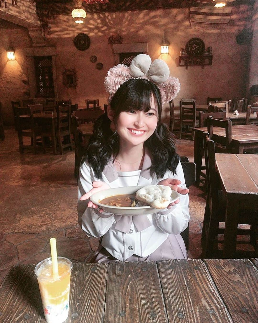 未梨一花さんのインスタグラム写真 - (未梨一花Instagram)「正解はディズニーシーでした🍛   10月の思い出②です🏰     いつも激混みで食べられなかったので やっと念願が叶いまして🤤✨       カレー屋さんに行くと必ず頼む マンゴーラッシー🥭だいすきです♡       #グラビアアイドル #未梨一花 #休日 #ディズニー #ディズニーシー #カレー #マンゴーラッシー #全部大好き #幸せ #制服コスプレ #シェリーメイコーデ #妹と #母と #disney #disneysea #curry #mangolassi」11月17日 15時42分 - 1ka__3ri