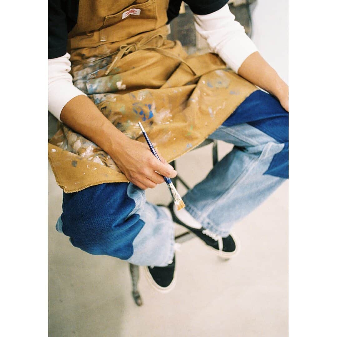 Levi's Japanさんのインスタグラム写真 - (Levi's JapanInstagram)「Tailor’s Closet collection   原宿フラッグシップストア限定のプリカスタマイズコレクション    今から147年前の1873年に労働者の作業着から始まったリーバイス®のジーンズ。「現代の作業着＝気持ちの上がる仕事着をつくる」をテーマに、Levi’s®のテーラーがもつカスタマイズの技術で、レギュラー商品にアレンジを加え、日々の仕事を楽しんで欲しいという思いを込めてカスタマイズをしています。  Double Knee Jeans　   ライトブルー　¥19,000＋tax　 インディゴ ¥15,000円＋tax    ダブルニーの原型はジーンズの太腿部分の強度を上げる為のデザインだったが、Tailor’s Closetではダブルニー部分に別素材を使用する事で、機能にデザイン性を追加している。 インディゴは550、ライトブルーはStay looseをベースにジーンズの色に合わせた素材をダブルニーに使用した2色展開。    展開サイズ : 30インチ、32インチ、34インチ   #Levistailorshop   #リーバイステーラーショップ   #カスタマイズ」11月17日 15時45分 - levis_japan