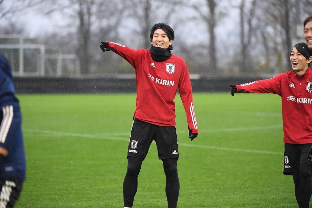 サッカーキングさんのインスタグラム写真 - (サッカーキングInstagram)「. オーストリア合宿9日目 メキシコ戦前日、雨中のトレーニング  📷Photo by JFA  #川島永嗣 #権田修一 #シュミット・ダニエル #長友佑都 #吉田麻也 #酒井宏樹 #室屋成 #植田直通 #板倉滉 #冨安健洋 #菅原由勢 #原口元気 #柴崎岳 #遠藤航 #伊東純也 #橋本拳人 #南野拓実 #鎌田大地 #中山雄太 #三好康児 #久保建英 #鈴木武蔵 #浅野拓磨 #日本代表 #daihyo #サッカーキング #サッカー #⚽️」11月17日 15時45分 - soccerkingjp